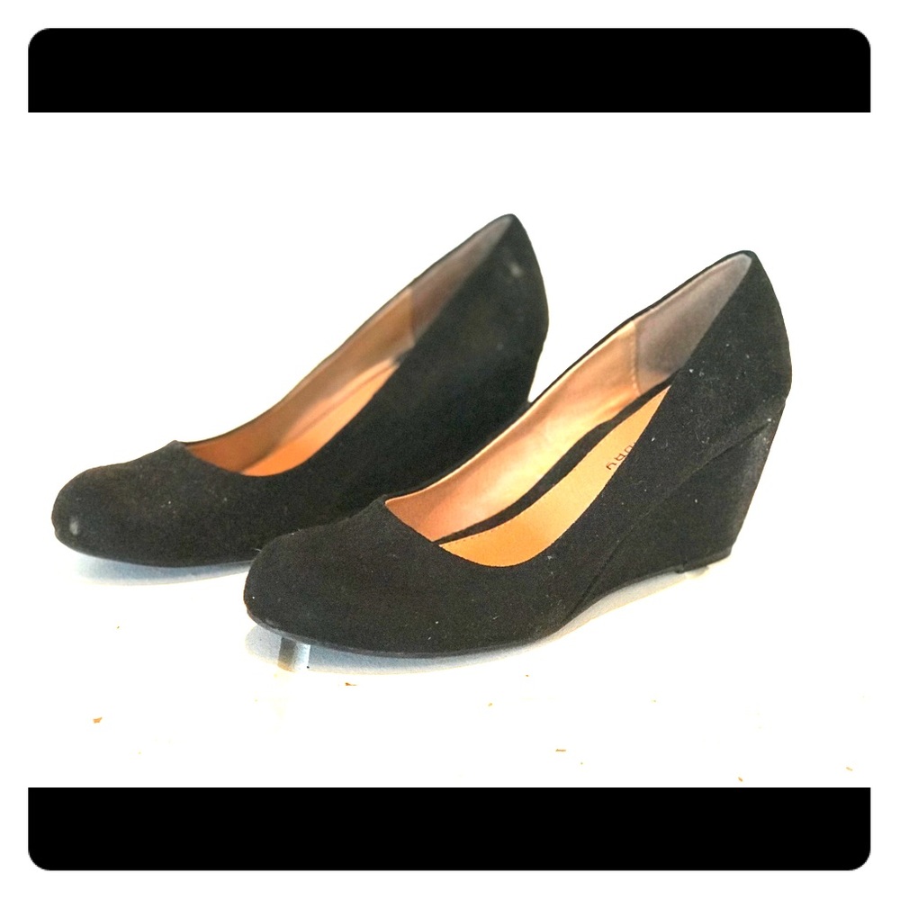 Black wedges